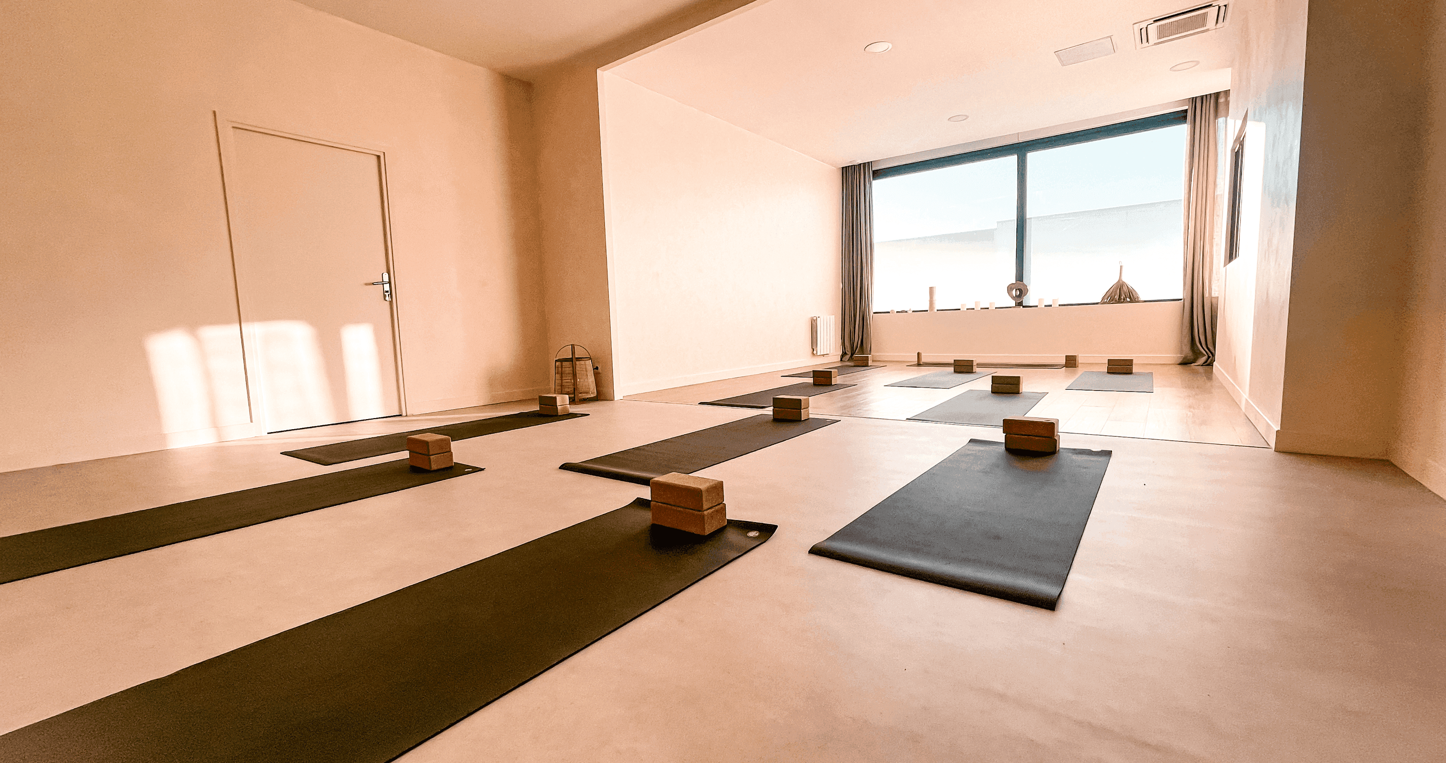 https://res.cloudinary.com/dzu6tt8ii/image/upload/v1733752084/FANNY_IMG/Hero_Yoga_78bdddbe98.png